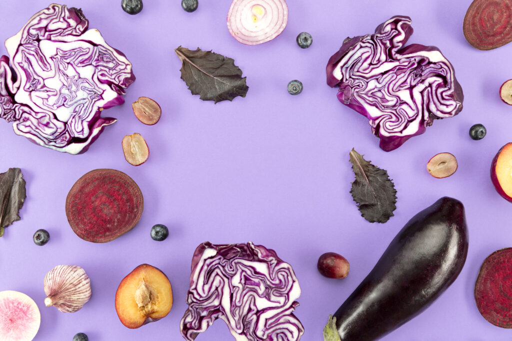 vue-de-dessus-de-chou-rouge-et-aubergine fruits et légumes, alimentation saine et équilibrée